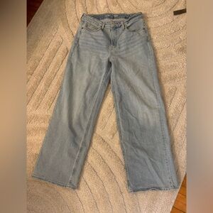 Old Navy Light Wash Ski-Hi Wide Leg Jeans, Size 10.